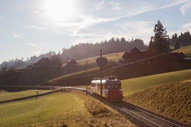 Roter Doppelpfeil Churchill der SBB auf Charterfahrt am 27.12.15 bei Griesbach. Foto : Julian Brückel