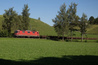 SBBC Re 4/4'' 11183 mit einem infolge Bauarbeiten via ETB umgeleiteten RUWA-Güterzug von Sumiswald (Foto: Julian Brückel - 7.8.17)