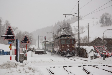 Ae 4/4 251 mit Extrazug für den Reisedienst Streit im winterlichen Dürrenroth. Foto: Julian Brückel