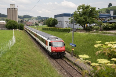 SBB EW IV Kurzkomposition mit Re 460 Refit für die Akustikmessungen; hier in Huttwil Sportzentrum. Foto: Julian Brückel