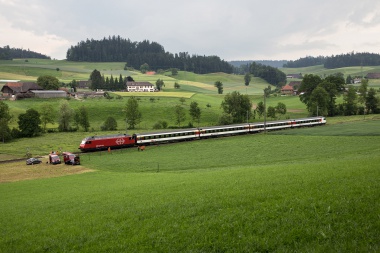 SBB Re 460 Refit anlässlich statischen Akustikmessungen zwischen Huttwil und Dürrenroth. Foto: Julian Brückel