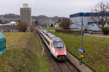 SBB RABe 503 011 Astoro für die Akustikmessungen; hier beim Sportzentrum. Foto: Julian Brückel