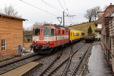 Die Re 420 109 fährt mit dem Funkmesszug, bestehend aus dem Messwagen MEWA12 sowie einem Steuerwagen BDt, im Bahnhof Dürrenroth ein. Datum: 7.3.19. Foto: Julian Brückel