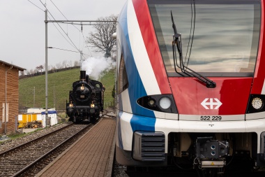 Begegnung zwischen dem Flirt LEx RABe 522 229 der SBB und einem Dampflokzug des VDBB am 12.04.19 in Dürrenroth. Foto : Julian Brückel