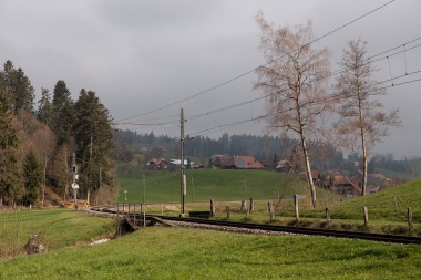 Einfahrsignal Bahnhof Sumiswald-Grünen und Brücke über den Griesbach. Foto : Julian Brückel