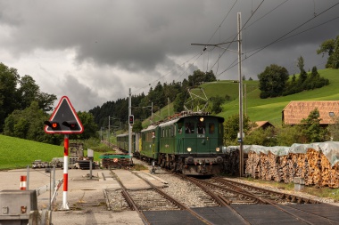 Be 4/4 + BDe 2/4 fahren mit ihrem Nostalgiezug am 08.09.19 in Dürrenroth ein. Foto: Julian Brückel