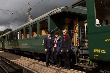 Das Zugs- und Stationspersonal posiert vor dem Extrazug Sumiswald-Grünen - Huttwil während seinem fahrplanmässigen Halt in Dürrenroth am 08.09.2019 anlässlich des SlowUp. Foto : Julian Brückel