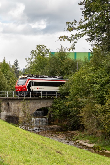 SBB Diagnosefahrzeug beim Befahren der Brücke über die Grüene bei Wasen i.E. Foto: Julian Brückel / 25.09.19