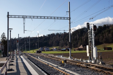 Sumiswald-Grünen : Gruppenausfahrsignal BLS und Gleisabschnittsignal ETB Rücken an Rücken, Zwergsignal mit Dunkelschaltung.