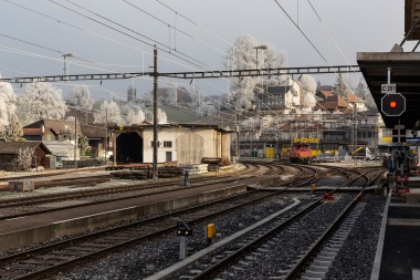 Sumiswald-Grünen : Zielsignal für Einfahrten ins Gleis 1, Rangierhaltsignal vor dem Übergang in den ETB-Bereich.