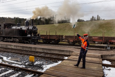 Der (Winter-)Dampfzug nach Huttwil darf abfahren! Foto : Julian Brückel, 09.02.2020