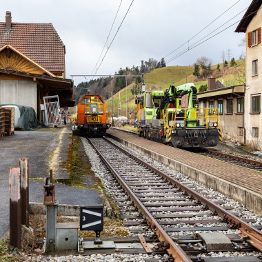 Der BLS Robel Tm 235 hat am 10.02.2020 Rollmaterial von Furrer+Frey zwecks Fahrleitungsarbeiten nach Dürrenroth gebracht und macht sich nun wieder auf den Rückweg. Foto : Julian Brückel