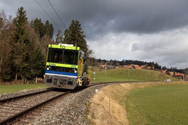 BLS Robel Tm 235 am 10.02.2020 beim Warten auf die Einfahrt in den Bahnhof Sumiswald-Grünen. Foto : Julian Brückel