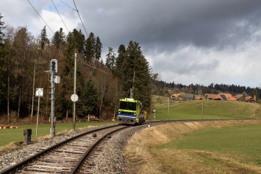 BLS Robel Tm 235 am 10.02.2020 beim Warten auf die Einfahrt in den Bahnhof Sumiswald-Grünen. Foto : Julian Brückel