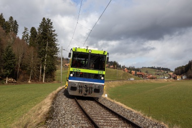 BLS Robel Tm 235 am 10.02.2020 beim Warten auf die Einfahrt in den Bahnhof Sumiswald-Grünen. Foto : Julian Brückel