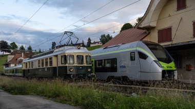 BLS RABe 528 101 MIKA und VPM BDe 4/4 201 treffen sich am 20. Juni 2020 im Bahnhof Dürrenroth. Foto Julian Brückel