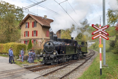 Ed 3/3 3 (GTB) und Ed 3/4 51 (BSB) des DBB beim Umfahren in Sumiswald-Grünen. Foto: Georg Trüb