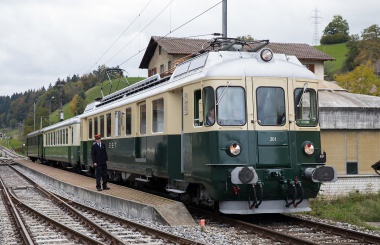 BDe 4/4 des VPM und Stationsvorstand in Dürrenroth. Foto: Georg Trüb