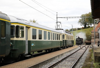 Kreuzung in Dürrenroth: Ein Leermaterialzug wartet auf den öffentlichen Dampfzug. Foto: Georg Trüb